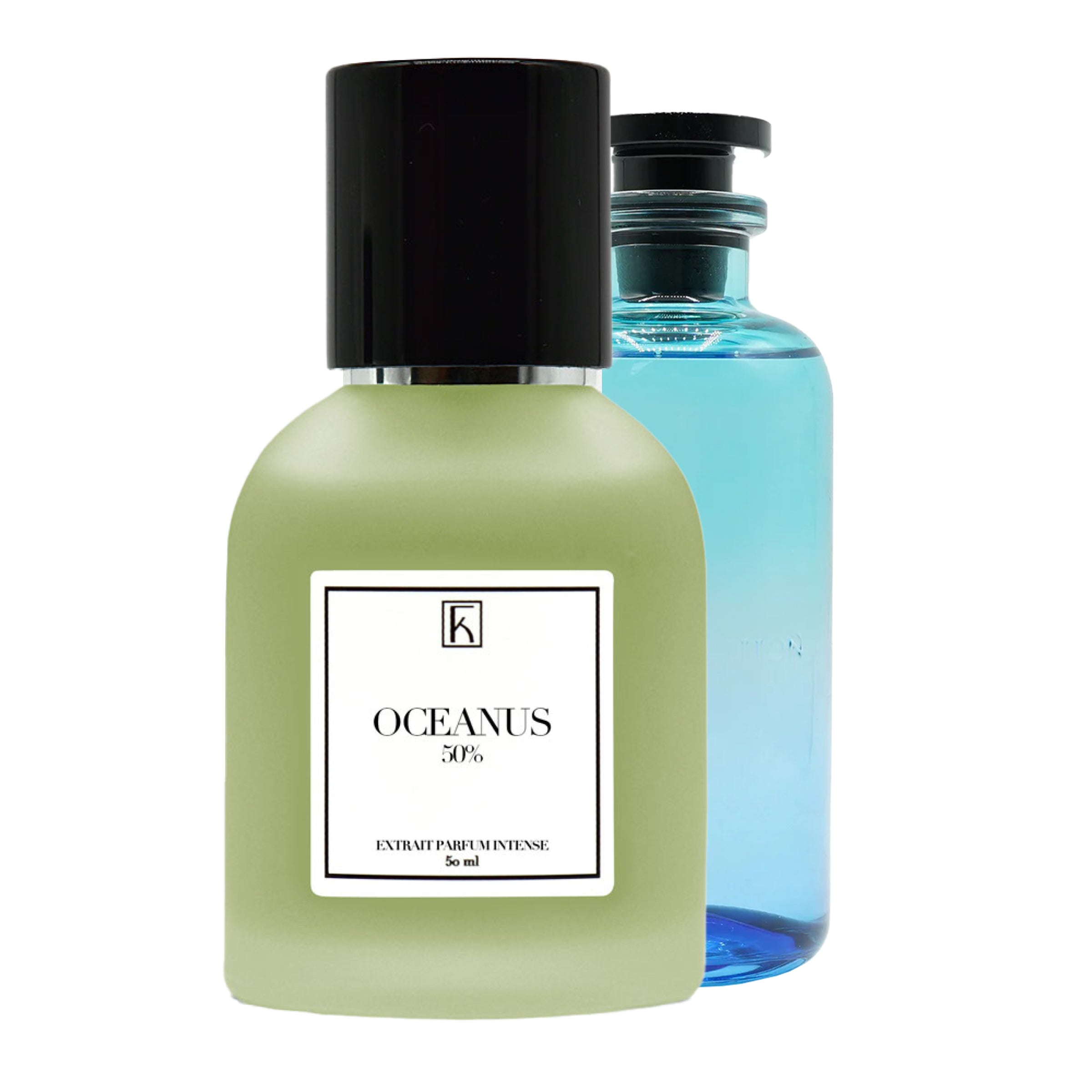 Im Vordergrund ist ein grüner Flakon mit schwarzem Deckel und weißem Etikett „OCEANUS 50%“, dahinter steht eine blaue Flasche.